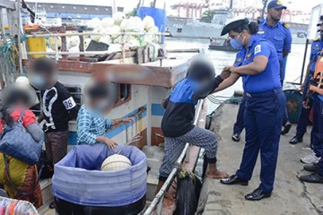 சட்டவிரோதமாக அவுஸ்திரேலியாவிற்கு செல்ல முற்பட்டவர்கள் கைது(Photos)