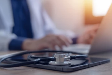 தனது நோயாளிகளைக் கொன்று அவர்கள் வீடுகளுக்கு தீவைத்த மருத்துவர்