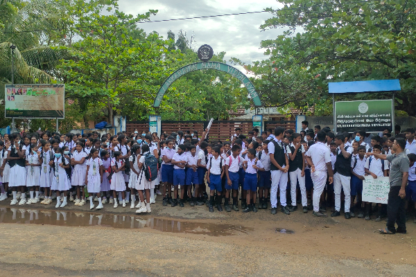 கிளிநொச்சி அக்கராயன் மகாவித்தியாலத்திற்கு அதிபர் ஒருவரை நியமிக்க கோரி போராட்டம் (VIDEO) | Protest At Kilinochchi Akkarayan College