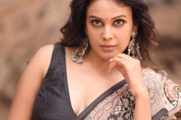 நடிகை சாந்தினி சேலையில் தாறுமாறு கவர்ச்சி போட்டோஷூட்