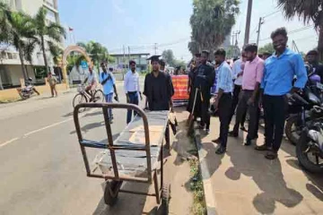 யாழில் வேலையில்லா பட்டதாரிகளின் வித்தியாசமான போராட்டம்