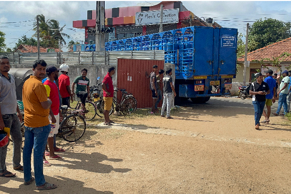 மன்னார் - பேசாலையில் பிரதான வீதியை மறித்து போராட்டம் | People Block The Main Road And Protest