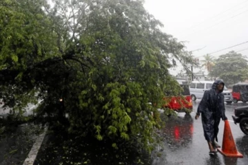 இலங்கையை புரட்டிப்போட்ட காலநிலையால் 10 ஆயிரம் பேர் பாதிப்பு; அவதியுறும் மக்கள்