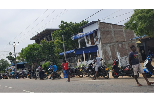 களுவாஞ்சிகுடியில் எரிபொருளை பெற்றுக்கொள்ள மக்கள் மிக நீண்ட வரிசையில் காத்திருப்பு (Video) | People Waiting Long Queues Get Fuel Kaluwanchikudi