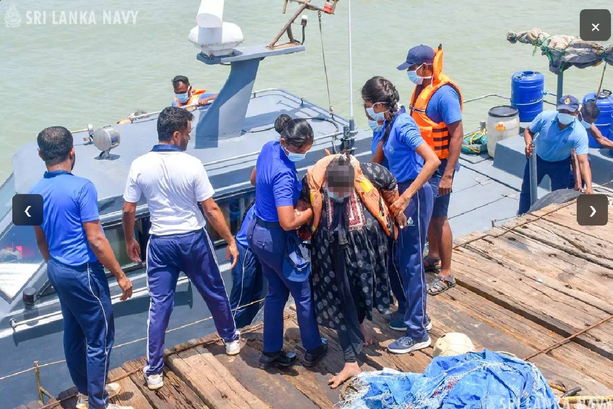 மன்னாரில் கடலின் நடுவே மணல்திட்டில் சிக்கியிருந்த குழந்தைகள், பெண்கள் உட்பட 11 பேர் மீட்பு | Stranded Group Rescued On Sandbar In Sea In Mannar