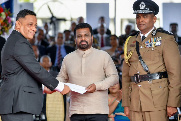 இலங்கை பாதாள உலகக் குழுவை கண்டுபிடித்த இரண்டு அதிகாரிகளை பாராட்டிய ஜனாதிபதி | President Praises Officers In Underworld Bust
