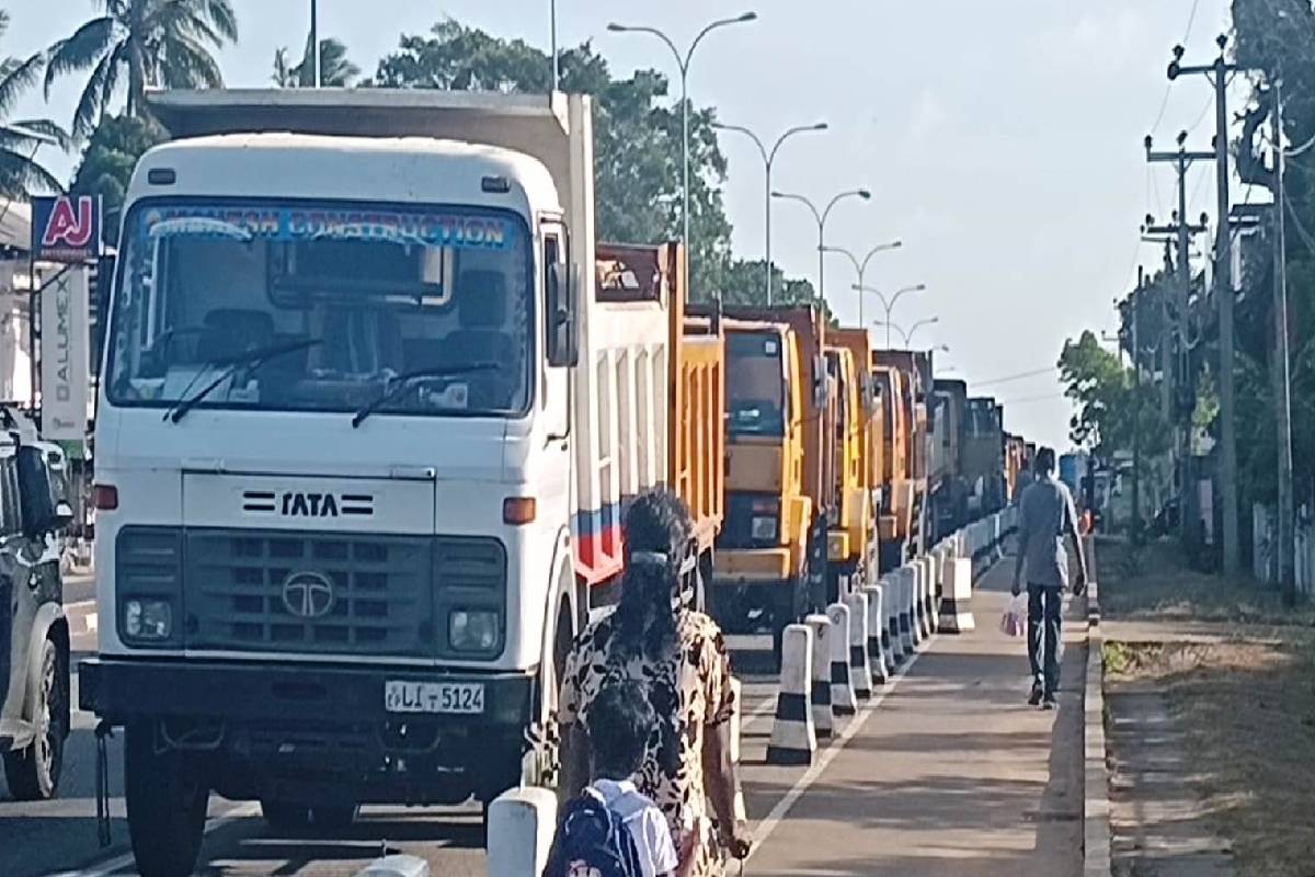கிளிநொச்சி ஏ9 வீதியில் கனரக வாகனங்களுக்கு நேரக் கட்டுப்பாடு ; ரிப்பர்களை தடுத்து நிறுத்திய பொலிஸார் | Police Stop Rippers On Kilinochchi A9 Road கிளிநொச்சி ஏ9 வீதியில் கனரக வாகனங்களுக்கு நேரக் கட்டுப்பாடு ; ரிப்பர்களை தடுத்து நிறுத்திய பொலிஸார் | Police Stop Rippers On Kilinochchi A9 Road