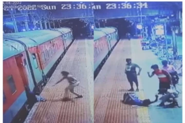 ரயிலுக்கும் நடைமேடைக்கும் இடையில் சிக்கிக்கொண்ட நபர் - தனி ஆளாக காப்பாற்றிய பெண் அதிகாரி