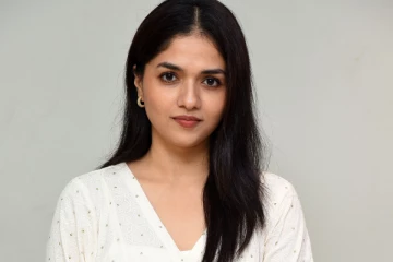 அச்சு அசலாக அம்மாவை போல இருக்கும் சுனைனா.. சின்ன வயதில் எப்படி இருக்கார் பாருங்க