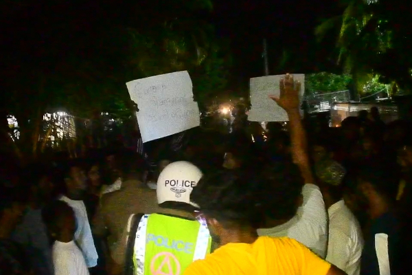 போதை வியாபாரியின் வீடு முற்றுகை; நள்ளிரவில் நடந்த களேபரம்!(photos) | Drug Dealer S House Besieged Demonstration