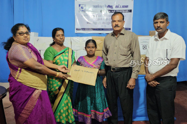 டித்வா புயலால் பாதிக்கப்பட்ட மக்களுக்காக உதவிய 12 வயதேயான யாழ். மாணவி! | Jaffna Student Helped People Affected By Titva டித்வா புயலால் பாதிக்கப்பட்ட மக்களுக்காக உதவிய 12 வயதேயான யாழ். மாணவி! | Jaffna Student Helped People Affected By Titva