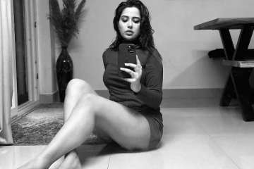 தரையில் அமர்ந்து கிளாமர் போஸ் கொடுத்த ரைசா வில்சன்!