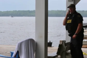 படகு விபத்தில் தந்தை பலி, 7 வயது மகள் உயிருடன் மீட்பு