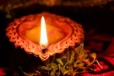 வீடுகளில் விளக்கேற்றிய பழைய திரிகளை தூக்கி போடாமல் இப்படி செய்யுங்கள்