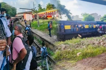 எரிபொருள் தட்டுப்பாடு: அபாயகரமாக மாறிய மக்களின் புகையிரத பயணம்(Video)
