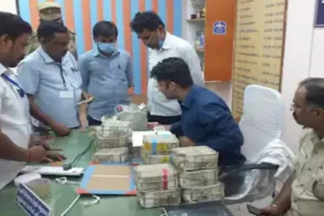 அதிமுக எம்.எல்.ஏ காரில் ரூ.1 கோடி பணம் பறிமுதல் - கவுன்சிலர் உள்ளிட்ட 4 பேர் கைது