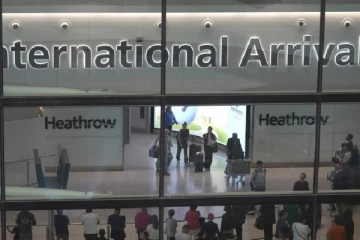 பிரித்தானிய விமான நிலையத்தில் கைதான கனடியர்;ஏன் தெரியுமா?