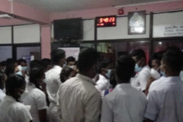 சிங்கள பிரதேச செயலகத்தை முற்றுகையிட்ட மாணவர்கள்- குழப்ப நிலையால் பொலிஸார் பிரசன்னம்!