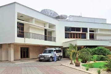 வேதா இல்லம் தொடர்பான வழக்கில் இன்று தீர்ப்பு - பரபரப்பில் அதிமுகவினர்