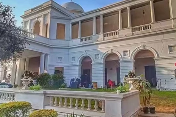 பிரபல நடிகர் வாங்கிய 150 அறைகள் கொண்ட பிரமாண்ட அரண்மனை - எத்தனை கோடி தெரியுமா?