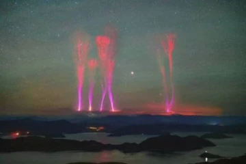 இமயமலை மீது மின்னலாக பாய்ந்த ராட்சத ஒளித்திரள்கள்! வைரல் வீடியோ