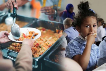 பணவீக்கம் காரணமாக உணவை தவிர்க்கும் மக்கள்: பிரித்தானியாவில் அதிகரிக்கும் நெருக்கடி