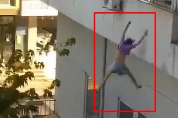 கடத்தல்காரனிடமிருந்து தப்பிக்க 30 அடி உயர மாடியிலிருந்து குதித்த இளம்பெண்