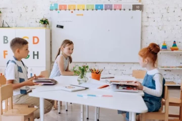 சுவிட்சர்லாந்தில் வாழும் வெளிநாட்டவர்களின் பிள்ளைகளுக்கு உகந்தது சுவிஸ் பள்ளிகளா அல்லது சர்வதேச பள்ளிகளா?