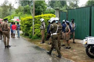 ඇමති නිවස වටලා විරෝධතා.. දැඩි පොලිස් ආරක්‍ෂාවක්…