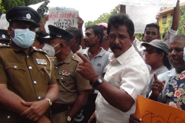 பொதுமக்களின் எதிர்ப்புக்கு பயந்து பின்கதவால் சென்ற பிரபல அமைச்சர் (Photos)