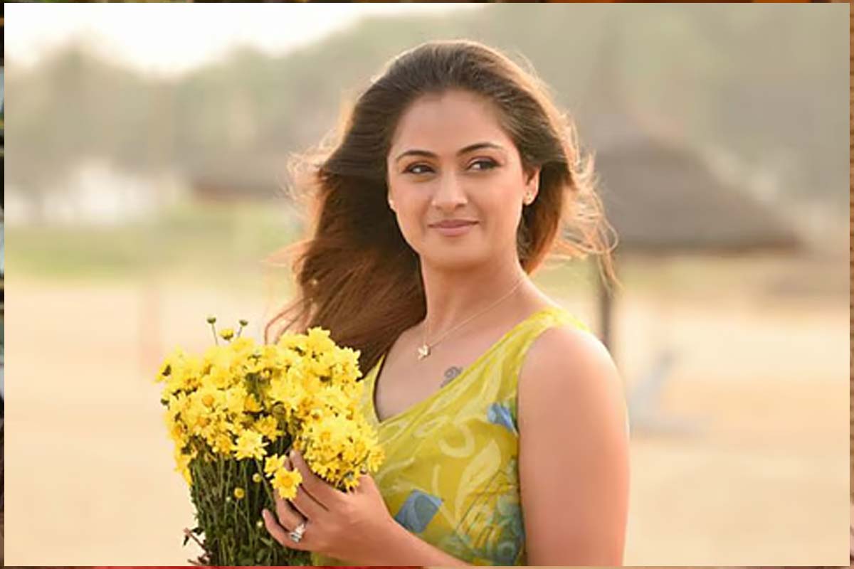 50 வயதிலும் ஸ்லிம்மாக இருக்கும் நடிகை சிம்ரன்! இவரது சொத்து மதிப்பு எத்தனை கோடி தெரியுமா? | Actress Simran Net Worth Details