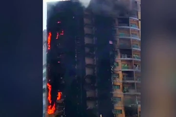 துபாயில்  திடீரென பற்றி எரிந்த அடுக்குமடி குடியிருப்பு!