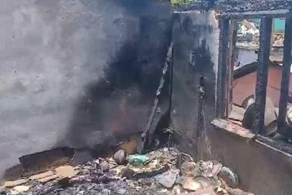 குடியிருப்பில் தீப்பரவல் 10 வீடுகள் சேதம் ; உடமைகள் தீயில் கருகி நாசம்! | Fire Residential Damages 10 Houses Destroyed Fire