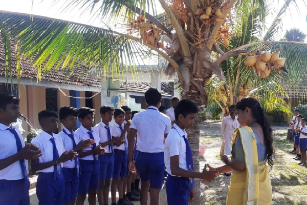பாடசாலை மாணவர்களுக்கு சின்னம் சூட்டும் நிகழ்வு! | An Event Celebrating School Students