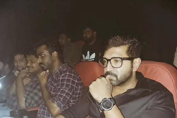 கேவத்தில் தல ரசிகர்கள்! பால் பாக்கெட்டில் அடி வாங்கிய வலிமை தயாரிப்பாளர் | Fans Threw Up The Milk Packet On The Boney Kapoor