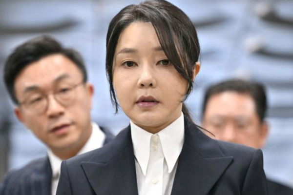தென்கொரியாவின் முன்னாள் முதல் பெண்மணி கைது | Former South Korean First Lady Arrested