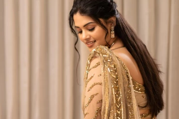 விக்ரம் பட நடிகை ஸ்வதிஷ்டா சேலையில் கியூட் போட்டோஷூட்