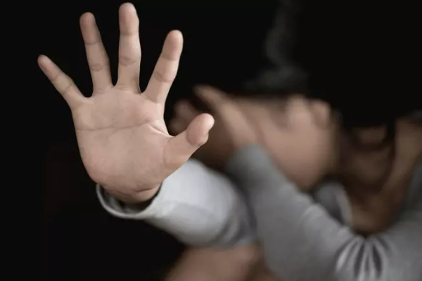 சாலையில் நடந்து சென்ற பெண்ணிடம் தவறாக நடக்க முயன்ற இளைஞன் | Man Tried To Molest A Woman Walking On The Road