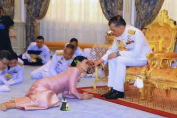 சுவிஸில் காதலியை பல ஆண்டுகளாக மறைத்து வைத்த தாய்லாந்து மன்னர்