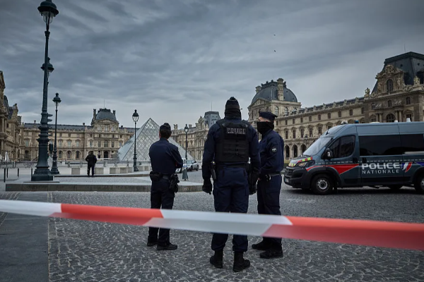 பிரான்ஸ் லூவ்ரே அருங்காட்சியகம் பாதுகாப்பு அதிகரிப்பு | Security 100 Camera At France Louvre Museum