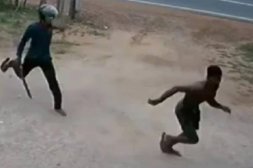 யாழில் வீதியில் நின்றுக் கொண்டிருந்தவர்களுக்கு வாள்வெட்டு