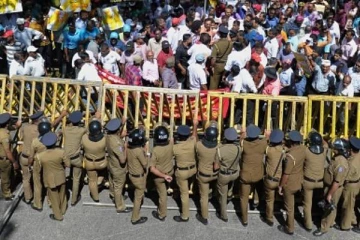 மாணவர்களின் பதாதைகளை பறித்த பொலிஸார்! போராட்டத்தில் அமைதியின்மை