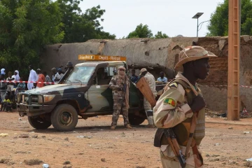 பயங்கரவாத தாக்குதலில் 42 ராணுவ வீரர்கள் பலி!