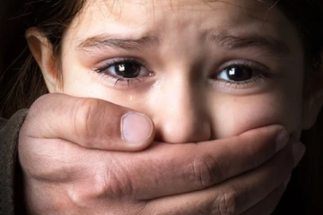 බිරිඳගෙ අත් පා වෙන්වෙන්න තියුණු ආයුධ වලින් කැපූ සැමියා, වෙඩි තබා බියවද්දා නැන්දම්මා භාරයේ සිටි දරුවා පැහැර ගනී