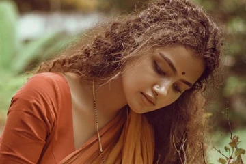 சேலையில் ரசிகர்கள் மனதை கொள்ளை கொண்ட ப்ரேமம் பட நடிகை..! இணையத்தில் ட்ரெண்டிங் புகைப்படங்கள்..