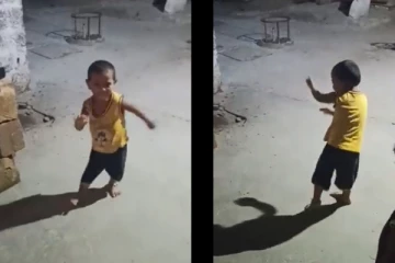 ஷாருக்கானையே மிஞ்சிடுவான் போல...இணையத்தை கலக்கும் 3 வயது குழந்தையின் க்யூட் நடனம்..!