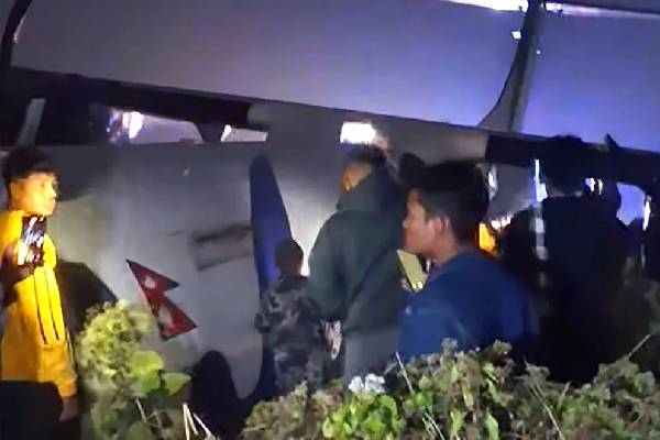 நேபாளத்தில் ஓடுதளத்தை விட்டு விலகி பாய்ந்த விமானம் ; அதிர்ஷ்டவசமாக உயிர் தப்பிய பயணிகள் | Plane Skids Off Runway Nepal Crashes Into Stream நேபாளத்தில் ஓடுதளத்தை விட்டு விலகி பாய்ந்த விமானம் ; அதிர்ஷ்டவசமாக உயிர் தப்பிய பயணிகள் | Plane Skids Off Runway Nepal Crashes Into Stream