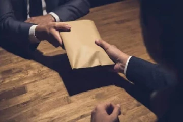 வேலை பெற்று தருவதாக கூறி இலஞ்சம் பெற்ற பாதுகாப்பு அதிகாரி கைது