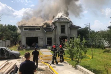 வானத்திலிருந்து நேராக வீட்டின் மீது மோதி சுக்கு நூறாக நொறுங்கிய விமானம்!