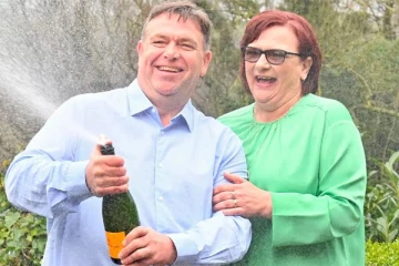 பிரித்தானியாவில் ஜாக்பாட் வென்ற தம்பதி: வறுமையில் வாடும் சகோதரர் கூறியுள்ள செய்தி